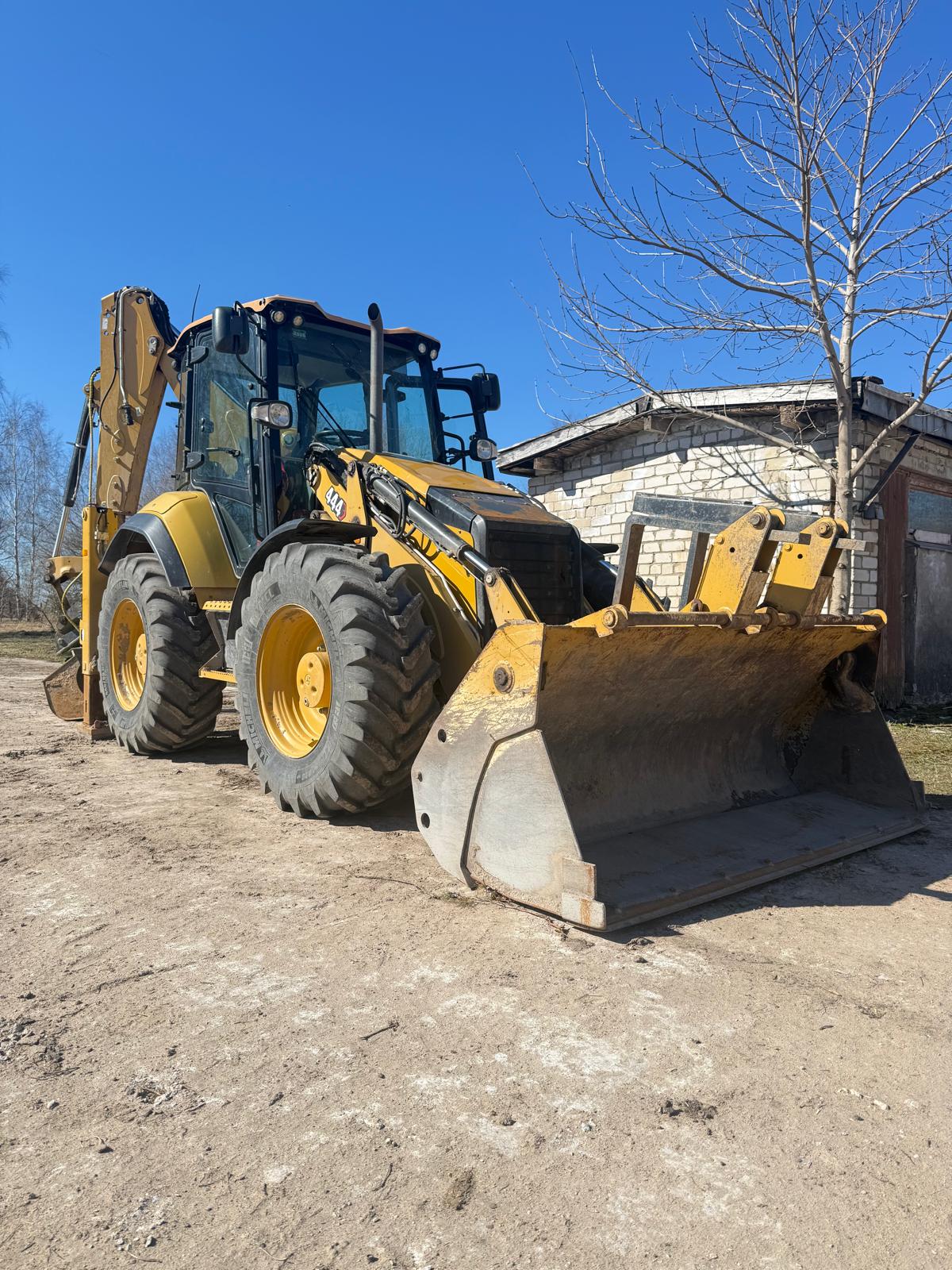 Caterpillar 444 ekskavators–iekrāvējs (2022)