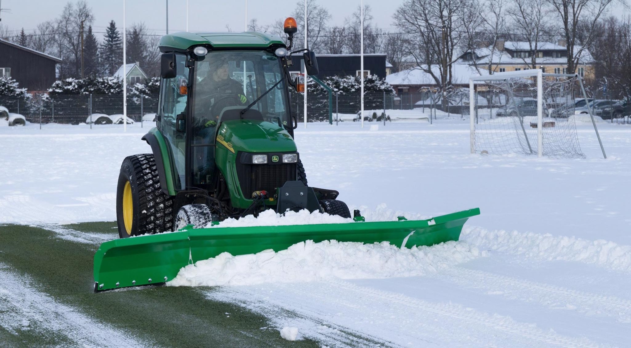 Sniega lāpsta mākslīgajam zālienam TSP-4000 – sporta laukumu tīrīšanai
