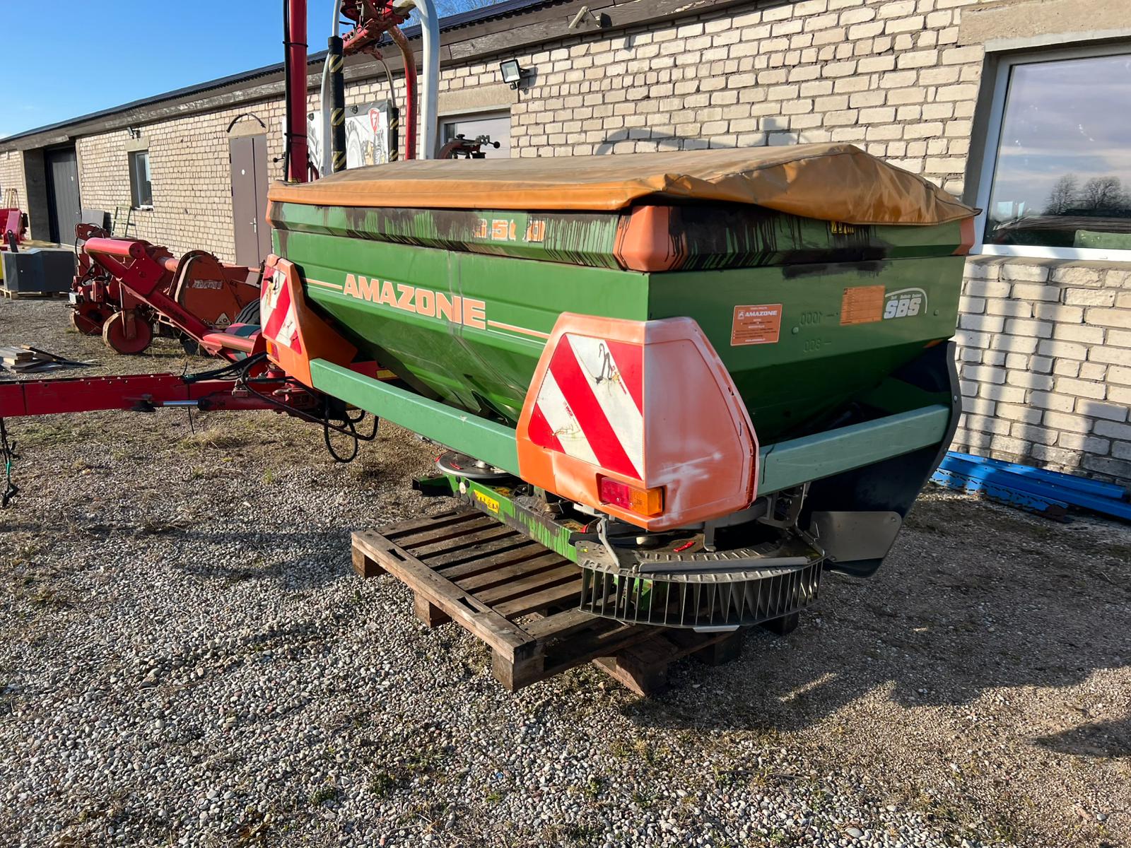 Amazone ZAM 1501 – mēslojuma izkliedētājs ar Amatron+ vadību