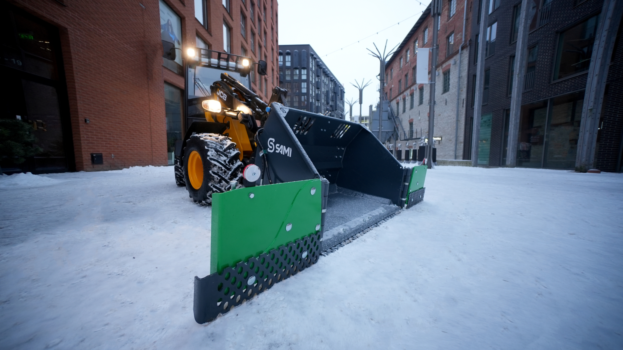 Sniega kauss ar spārniem WSB-1400 – kompakts un regulējams risinājums sniega savākšanai