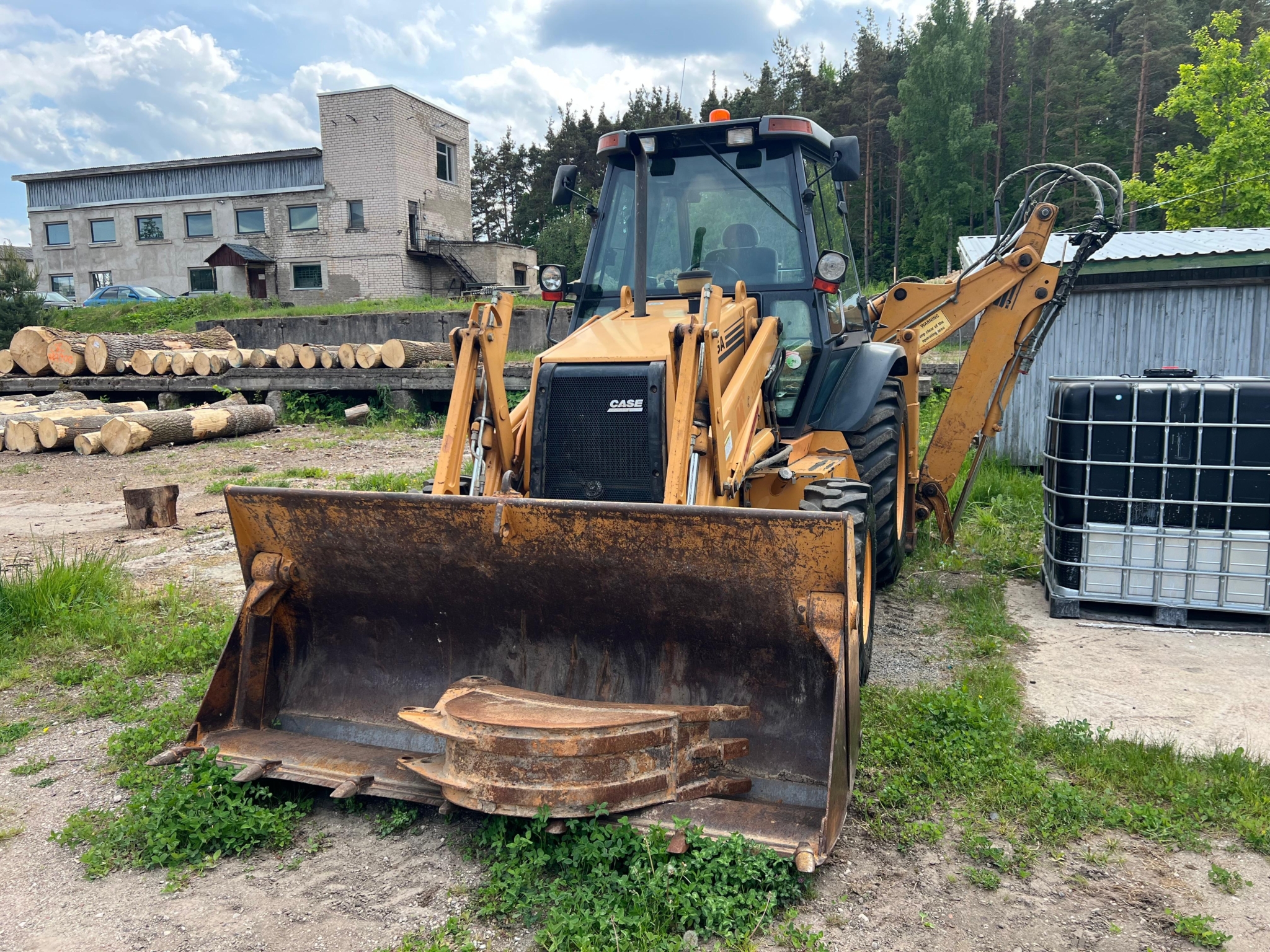 CASE 580 SLE ekskavators-iekrāvējs (1998) – 67 kW, 2 kausi